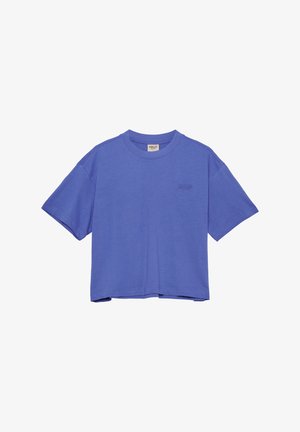 Niebieska krótka koszulka z krótkim rękawem, okrągłym dekoltem i małym haftowanym logo "HALO" na lewej piersi.