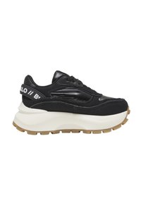 Μαύρο sneaker με παχιά άσπρη σόλα και καφέ πέλμα, με μαύρα κορδόνια και λουράκι με λογότυπο στο πίσω μέρος.