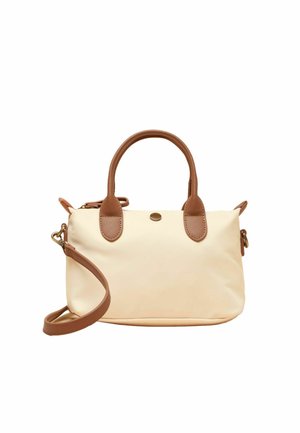 Kermanvärinen suorakaiteen muotoinen käsilaukku, jossa ruskeat kahvat ja irrotettava olkahihna. Edessä pieni pyöreä metallilogo.