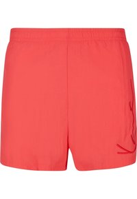 Shorts laget av lett stoff i lys korallfarge, med elastisk midje og et enkelt design med minimal detaljering på siden.