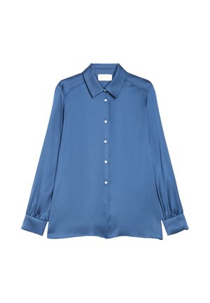 Blusa di seta blu con bottoni, maniche lunghe, colletto appuntito e polsini, distesa su uno sfondo bianco.