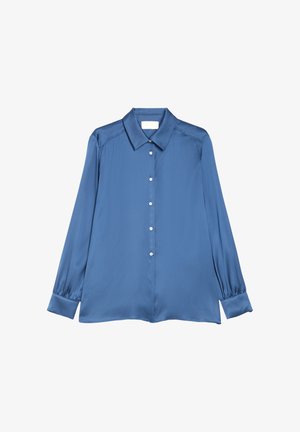 Blusa di seta blu con bottoni, maniche lunghe, colletto appuntito e polsini, distesa su uno sfondo bianco.