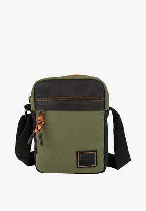 Bolso bandolera de tela verde con detalles en negro. Cuenta con una cremallera naranja, acabado texturizado y un parche con el logo en el frente. Correa ajustable.