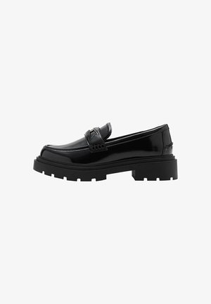 Schwarze glänzende Lederloafers mit einer dicken schwarzen Sohle, ausgestattet mit einem Riemen über dem Fußrücken und einer strukturierten Details an der Seite.