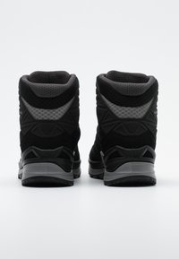 Botas de senderismo en negro y gris con un diseño de caña alta, fabricadas en material sintético, que cuentan con una parte superior de malla, acentos texturizados y una suela de goma.