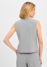 Ärmelloses graues Top mit Nadelstreifen, strukturierte Gestaltung, glattes Material mit subtiler Textur, mit hohem Ausschnitt und geradem Schnitt am Rücken.