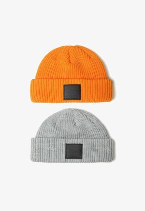 Due cuffie in maglia a coste: una arancione brillante e una grigia chiara. Ognuna presenta una etichetta rettangolare nera con il testo del marchio.