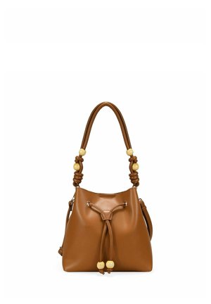 Bolso tipo cubo de cuero marrón con correa ajustable, nudos decorativos y grandes cuentas crema en el asa y en el cordón delantero.