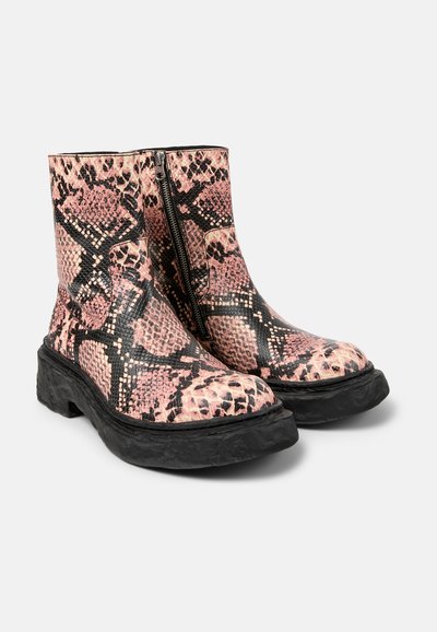Stivali alla caviglia con stampa serpente rosa e nera, con cerniera laterale, in finta pelle testurizzata e suole spesse in gomma nera. Design leggermente chunky.
