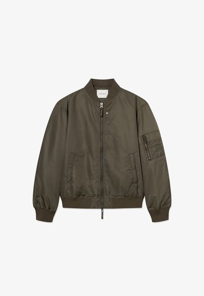 Χακί μπουφάν bomber με φερμουάρ στο μπροστινό μέρος, ριμπ μανσέτες, πλαϊνές τσέπες, και τσέπη με φερμουάρ στο μανίκι. Λεία, ελαφρώς γυαλιστερή υφή νάιλον υλικού.