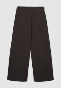 Dunkelbraune Schlaghosen mit hoher Taille und zwei Gesäßtaschen, flach vor einem hellen Hintergrund präsentiert.