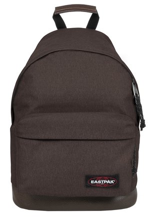 Donkerbruine Eastpak-rugzak met een voorvak met ritssluiting, een gestructureerde bodem, een bovenhandvat en zichtbare ritssluiters.