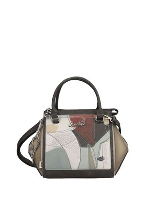 Borsa a mano con manici superiori e tracolla staccabile, con un design patchwork astratto in tonalità smorzate e un logo decorativo in metallo sulla parte anteriore.