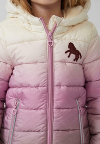 Lichte puffy jas in een gradient roze. Heeft een capuchon, een hartvormige ritsen trekker en een geborduurd paardenontwerp op de borst.