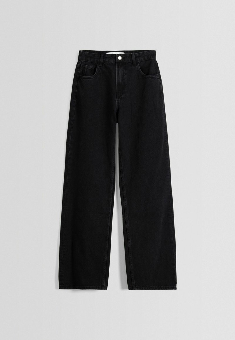 Jeans neri a gamba larga realizzati in denim. Presentano una chiusura con bottone e zip, due tasche frontali e un orlo pulito.