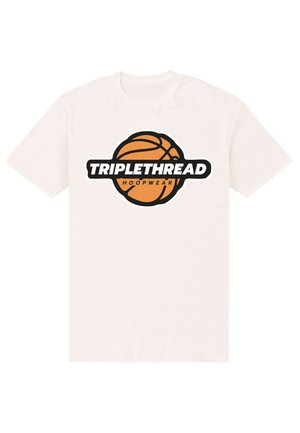 Hvid T-shirt med et centralt orange basketballgrafik og sort-hvid tekst, der lyder "TRIPLETHREAD HOOPWEAR."