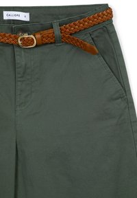 Pantaloni corti verdi in cotone con una cintura intrecciata color nocciola, dotati di tasche laterali e chiusura a bottone. L'etichetta mostra "CALLIOPE" con taglia "S."