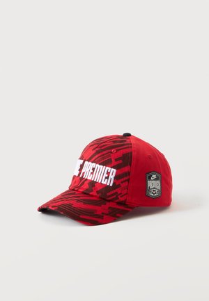 Καπέλο μπέιζμπολ Nike Premier με κόκκινο και μαύρο μοτίβο, λευκή επιγραφή μπροστά και ασπρόμαυρη ετικέτα λογότυπου Nike Premier στο πλάι.