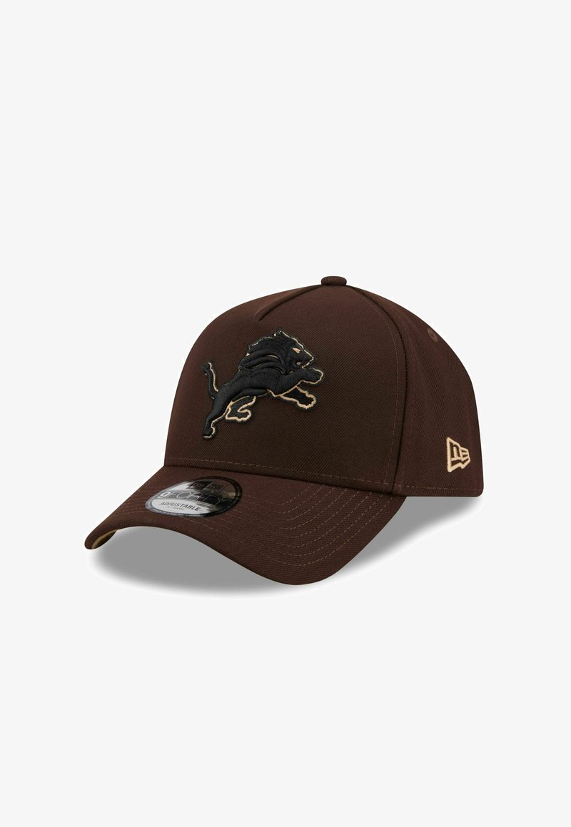Casquette réglable marron foncé avec un emblème de lion noir à l'avant et un petit logo New Era beige sur le côté.