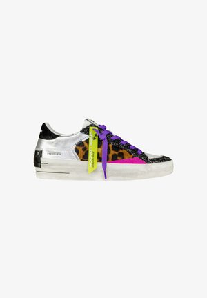 Sneaker con una parte superiore metallica argento, accenti di glitter neri, stampa leopardata, lacci viola e una sezione rosa brillante di lato.