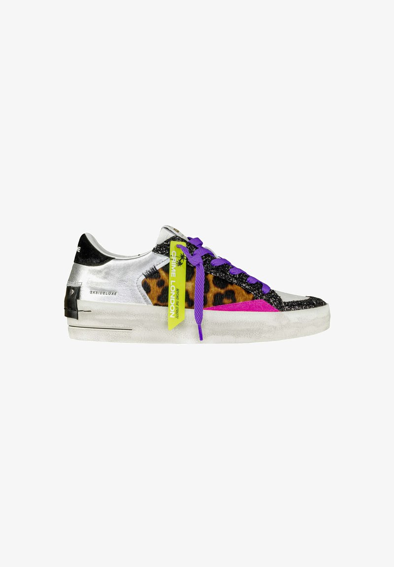 Sneaker con una parte superiore metallica argento, accenti di glitter neri, stampa leopardata, lacci viola e una sezione rosa brillante di lato.