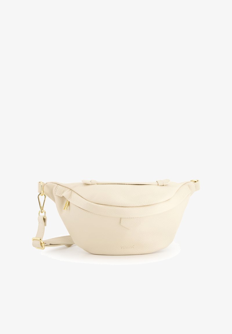 Beige Leder Umhängetasche mit geschwungener Form, goldenen Beschlägen und Reißverschluss. Sie verfügt über einen verstellbaren Riemen und ein geprägtes Logo.