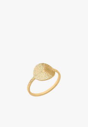 Bague en or avec un dessus plat circulaire texturé présentant des lignes rayonnantes et une fine bande lisse.