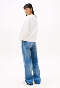 Tommy Jeans BADGE CREW - Sweatshirt - ecru