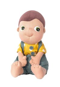 Miś zabawka z beżową twarzą, brązowymi włosami, zielonymi oczami, noszący żółtą koszulę w białe kropki i zielone ogrodniczki.