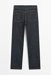 Jeans a gamba dritta blu scuro mostrati da dietro con due tasche posteriori e cuciture visibili su uno sfondo bianco semplice.