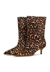 Het leopardprint enkellaarsje heeft een spitse neus, een zachte textuur, een mid-height kittenhak en een gladde afwerking met zwarte en bruine vlekken.