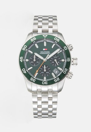 Montre chronographe en acier inoxydable argenté avec un cadran vert, des sous-cadrans noirs, une aiguille des secondes orange et un bracelet en maillons métalliques. Comprend un affichage de la date.