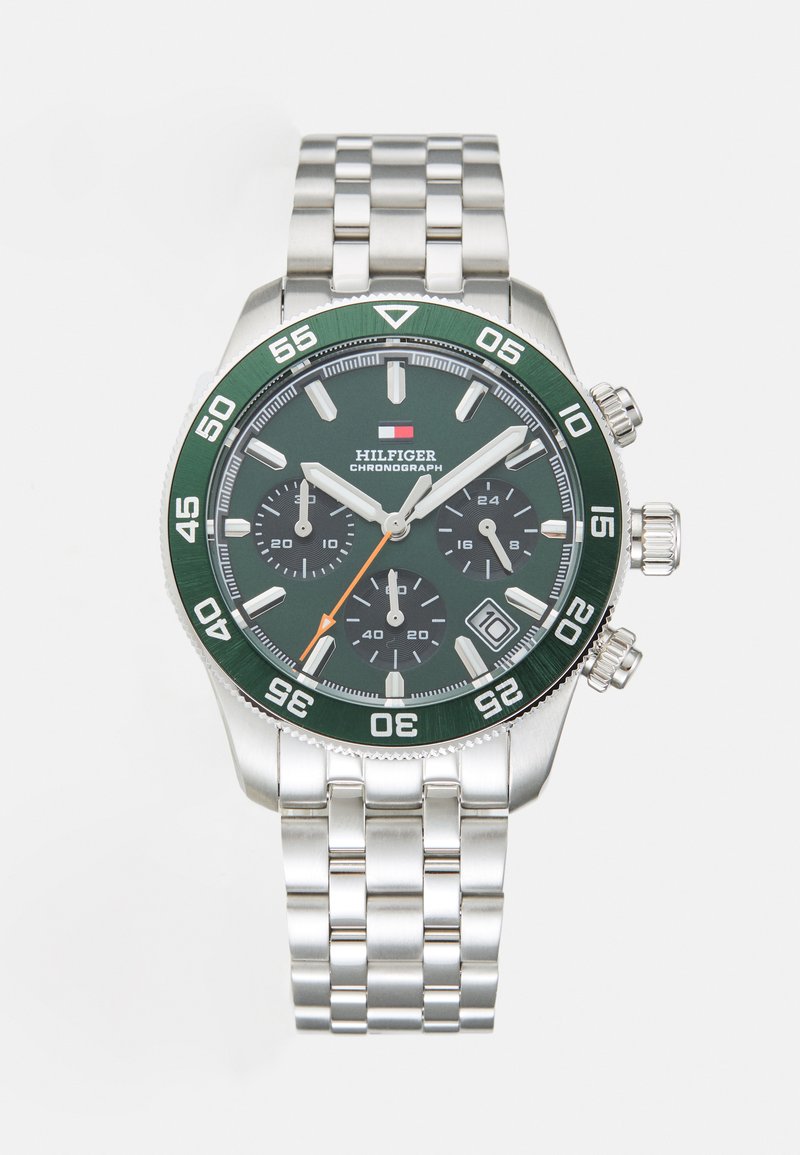 Montre chronographe en acier inoxydable argenté avec un cadran vert, des sous-cadrans noirs, une aiguille des secondes orange et un bracelet en maillons métalliques. Comprend un affichage de la date.