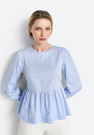 Lichtblauwe blouse met lange mouwen en een ronde halslijn, met gathered pofmouwen en een flared peplumzoom. Soepele, zachte stoftextuur.