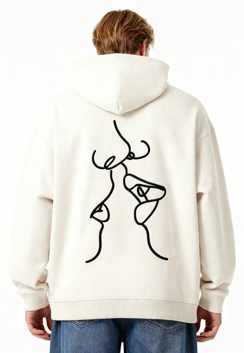 Sudadera con capucha en blanco roto con un diseño abstracto lineal negro en la parte posterior, con puños y dobladillo acanalados para mayor textura.