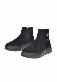 Stivali alla caviglia in suede nero con suole in gomma spessa, pannelli laterali elasticizzati e decorazioni in oro a forma di ape e fibbia sui bordi esterni.