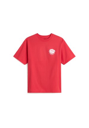 Rød T-shirt med korte ærmer og hvid grafik af en bulldog med pigget halsbånd på venstre bryst.