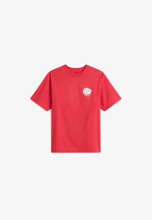 Rotes kurzärmeliges T-Shirt mit weißem Grafikdruck eines Bulldogs mit Nietenhalsband auf der linken Brustseite.