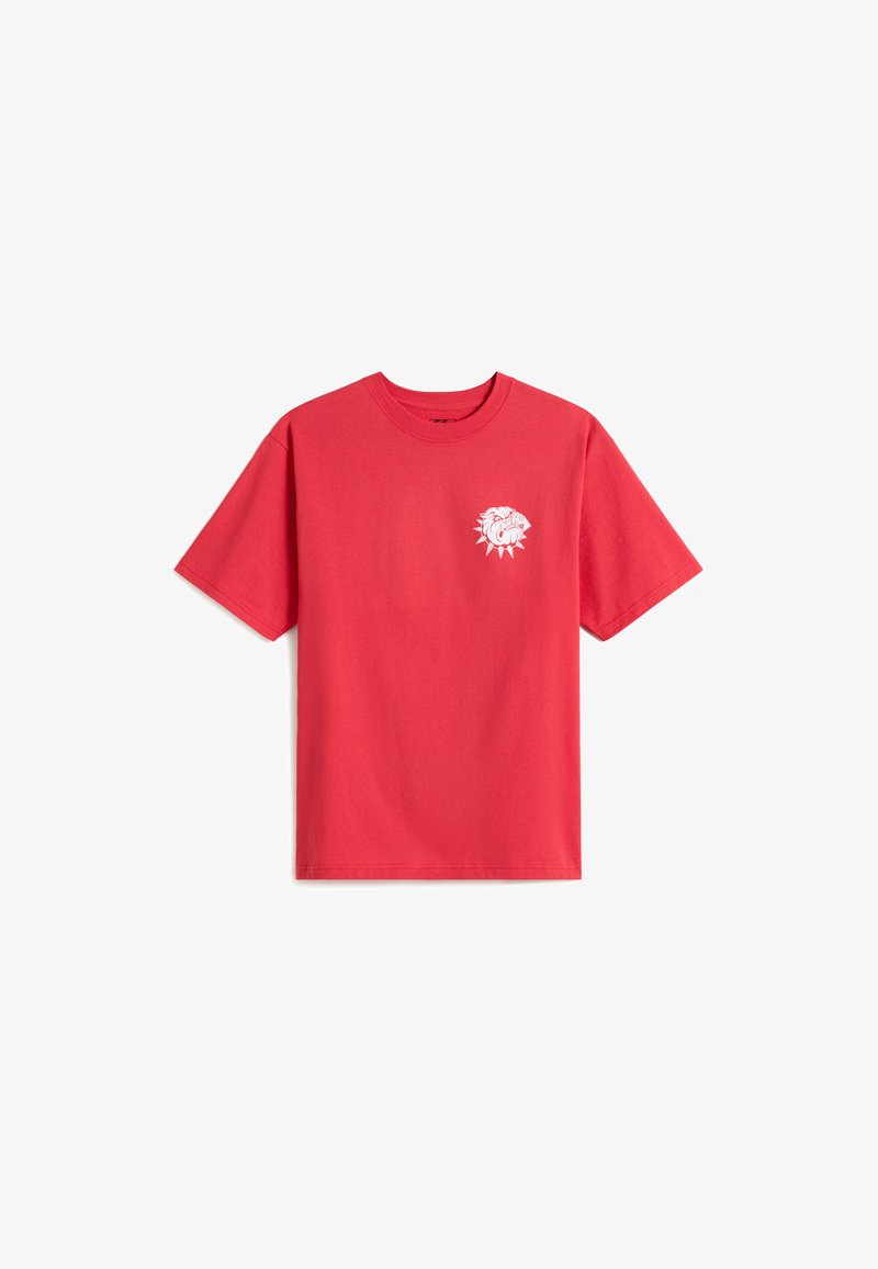 T-shirt rouge à manches courtes avec un motif blanc d'un bouledogue portant un collier à pointes sur le côté gauche de la poitrine.