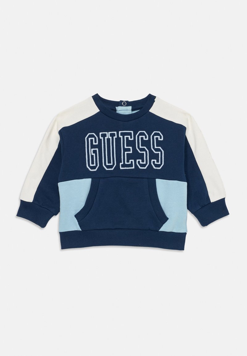 Navy-blaues, hellblaues und weißes Sweatshirt für Kleinkinder mit "GUESS"-Schriftzug auf der Brust und einer vorderen Kängurutasche.