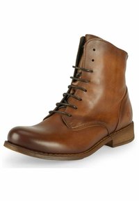 Botas de cuero marrón hasta el tobillo con punta redondeada, parte frontal con cordones y superficie texturizada. Presenta un tacón de madera bajo y un detalle de marca mínimo.
