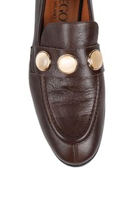 Brązowe skórzane mokasyny z okrągłym noskiem, haftowanymi detalami, dekoracyjnym paskiem z trzema złotymi guzikami oraz gładkim wykończeniem.