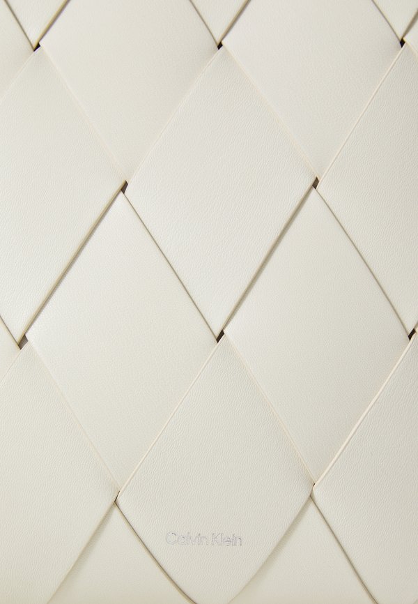 MEDIUM TOTE - Handbag - chalk3