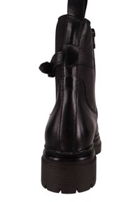 Czarne skórzane botki za kostkę z zaokrąglonym noskiem, solidną podeszwą i ozdobnym paskiem na górnej części.