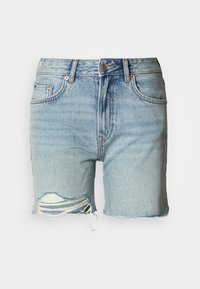 Ανοιχτό μπλε τζιν σορτς με ξεφτισμένο τελείωμα, φθαρμένες λεπτομέρειες και ορατές λευκές κλωστές στο κόψιμο. Κλασικός σχεδιασμός με πέντε τσέπες.