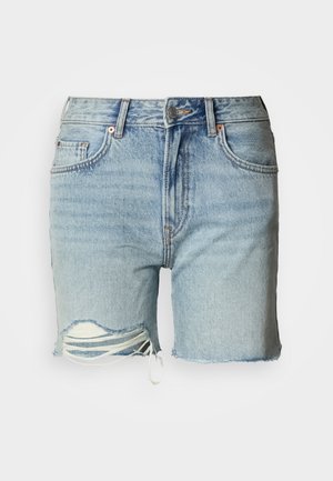 Šviesiai mėlyni džinsiniai šortai su suskeldėjusiu kraštu, sendintais elementais ir matomomis baltomis siūlėmis pjūvio vietoje. Klasikinis penkių kišenių dizainas.