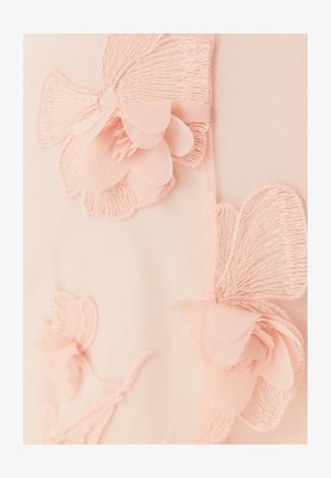 Jasnoróżowa tkanina z haftowanymi kwiatami i warstwowymi płatkami, tworząca fakturowany wzór z miękkimi, delikatnymi akcentami.