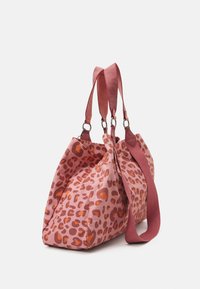 Borsa tote con stampa leopardata in tessuto rosa e arancione. Presenta tre manici e una forma triangolare spaziosa con superficie morbida e texture.