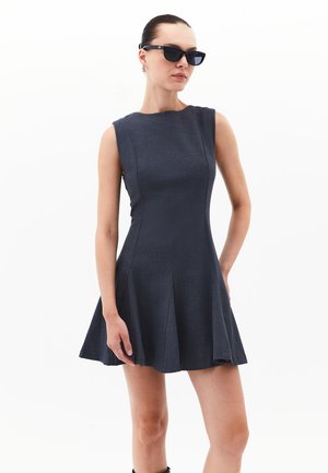 Navy mouwloze jurk in een uitlopende stijl, gemaakt van een textuurstof, met verticale naden en een ronde halslijn.