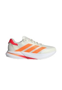 Zapatilla de running ligera en color beige con acentos en naranja y rosa. Cuenta con una parte superior de malla, suela texturizada y un distintivo diseño de tres rayas.